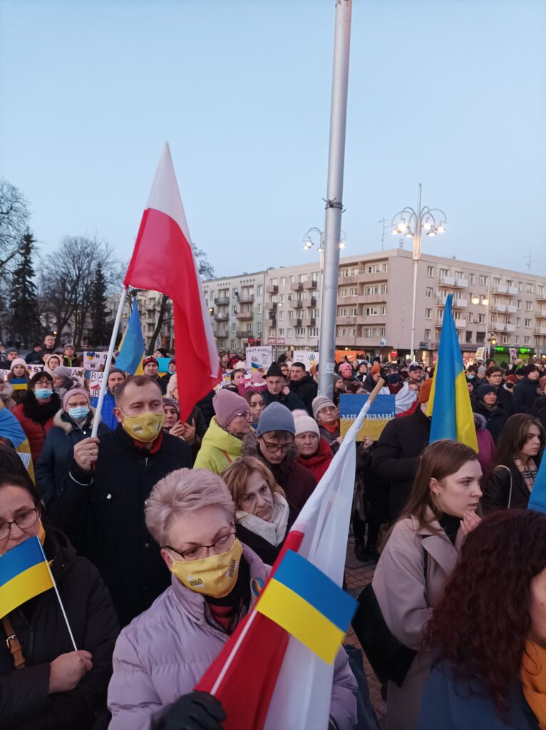 Częstochowski manifest solidarności z Ukrainą. "Precz z Putinem!" - wołano tłumnie na pl. Biegańskiego 17