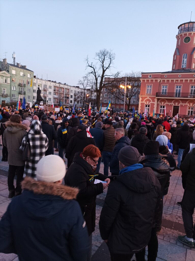 Częstochowski manifest solidarności z Ukrainą. "Precz z Putinem!" - wołano tłumnie na pl. Biegańskiego 22