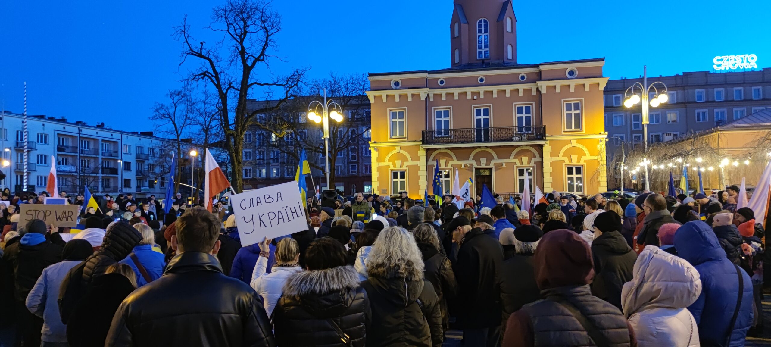 Częstochowski manifest solidarności z Ukrainą. "Precz z Putinem!" - wołano tłumnie na pl. Biegańskiego 9