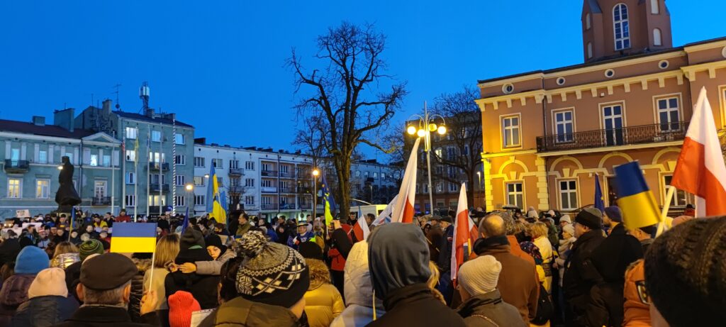Częstochowski manifest solidarności z Ukrainą. "Precz z Putinem!" - wołano tłumnie na pl. Biegańskiego 8