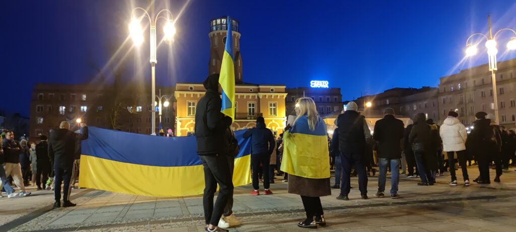 Częstochowski manifest solidarności z Ukrainą. "Precz z Putinem!" - wołano tłumnie na pl. Biegańskiego 6