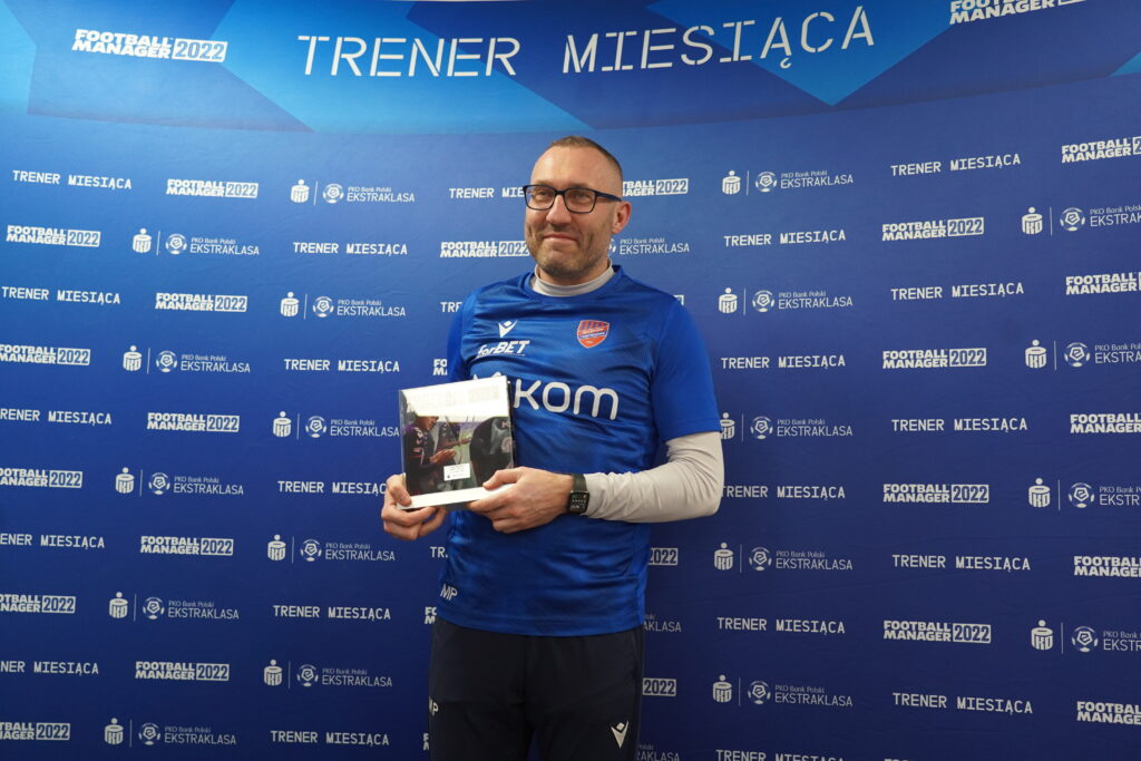 Marek Papszun zaprezentował statuetkę za trenera miesiąca 3
