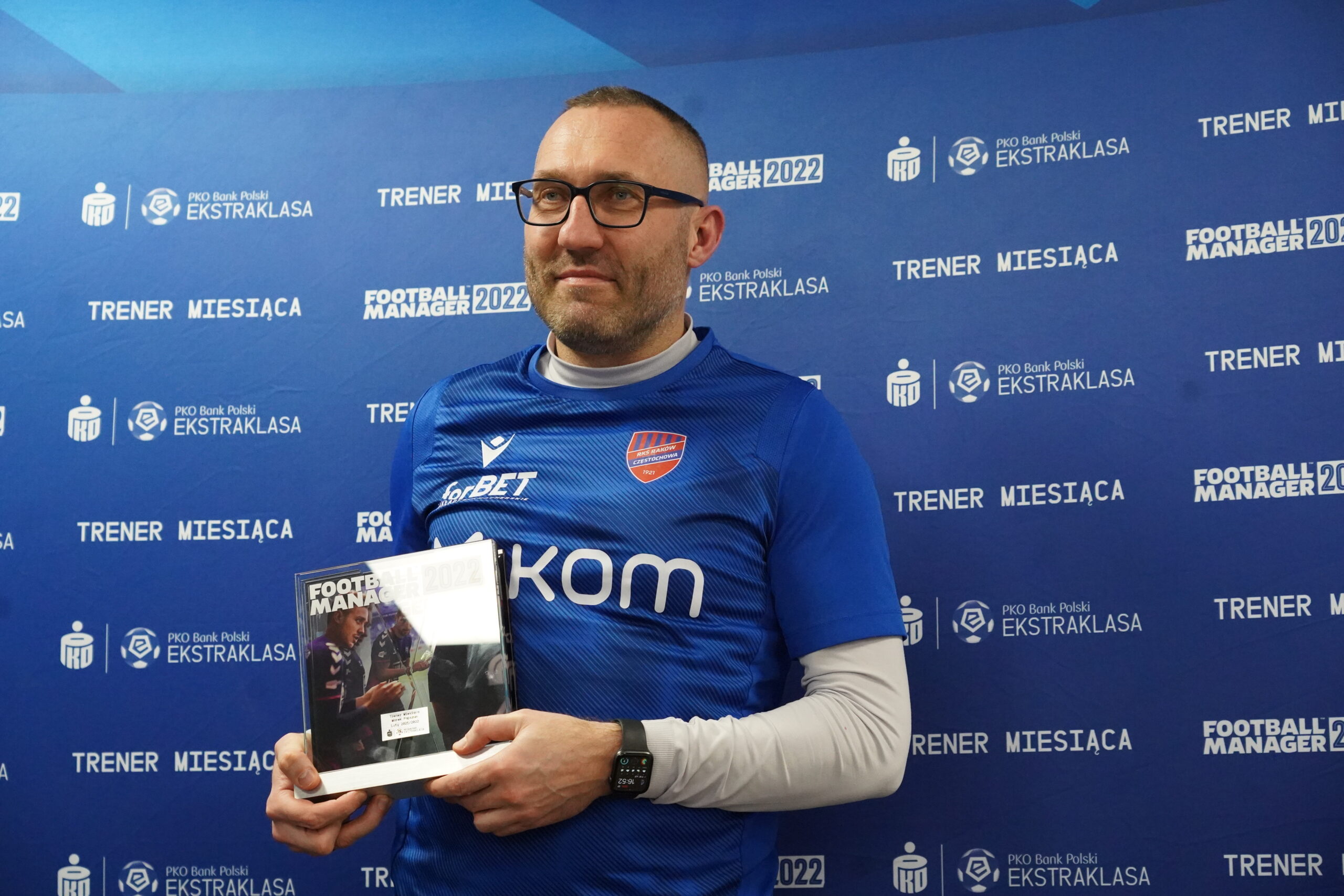 Marek Papszun zaprezentował statuetkę za trenera miesiąca 1