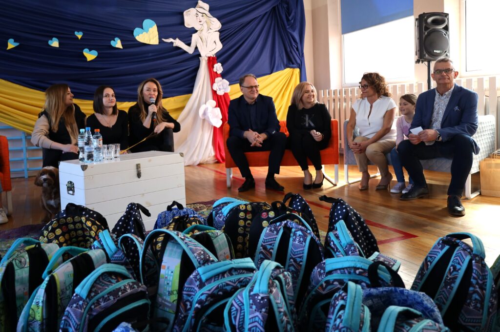 Wyprawki szkolne od Joanny Przetakiewicz dla 40 uczniów z Ukrainy. Bizneswoman odwiedziła PSP nr 7 w Radomsku 3