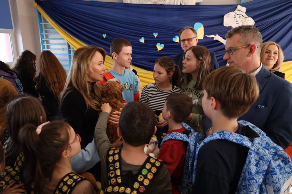 Wyprawki szkolne od Joanny Przetakiewicz dla 40 uczniów z Ukrainy. Bizneswoman odwiedziła PSP nr 7 w Radomsku 2