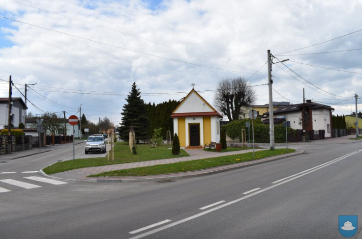 Wokół kapliczki przy ulicy Ogrójcowej w Kłobucku znowu jest zielono 13