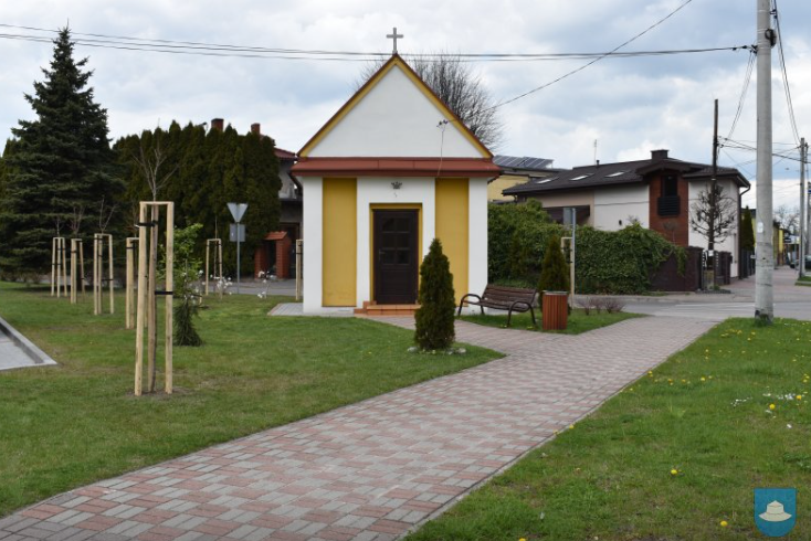 Wokół kapliczki przy ulicy Ogrójcowej w Kłobucku znowu jest zielono 3