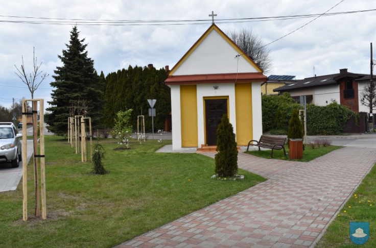 Wokół kapliczki przy ulicy Ogrójcowej w Kłobucku znowu jest zielono 7