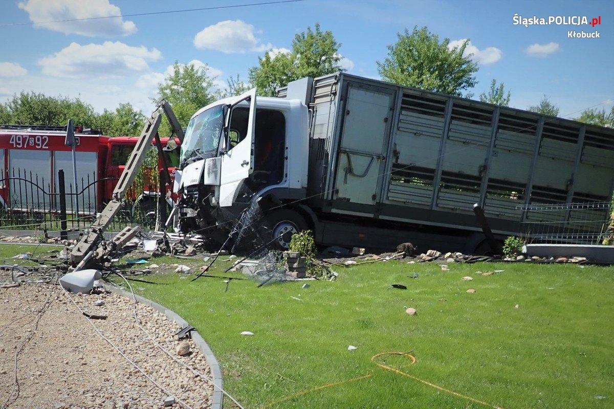 Kłobuck - Nietrzeźwy kierowca ciężarówki staranował ogrodzenie i uderzył w słup 5