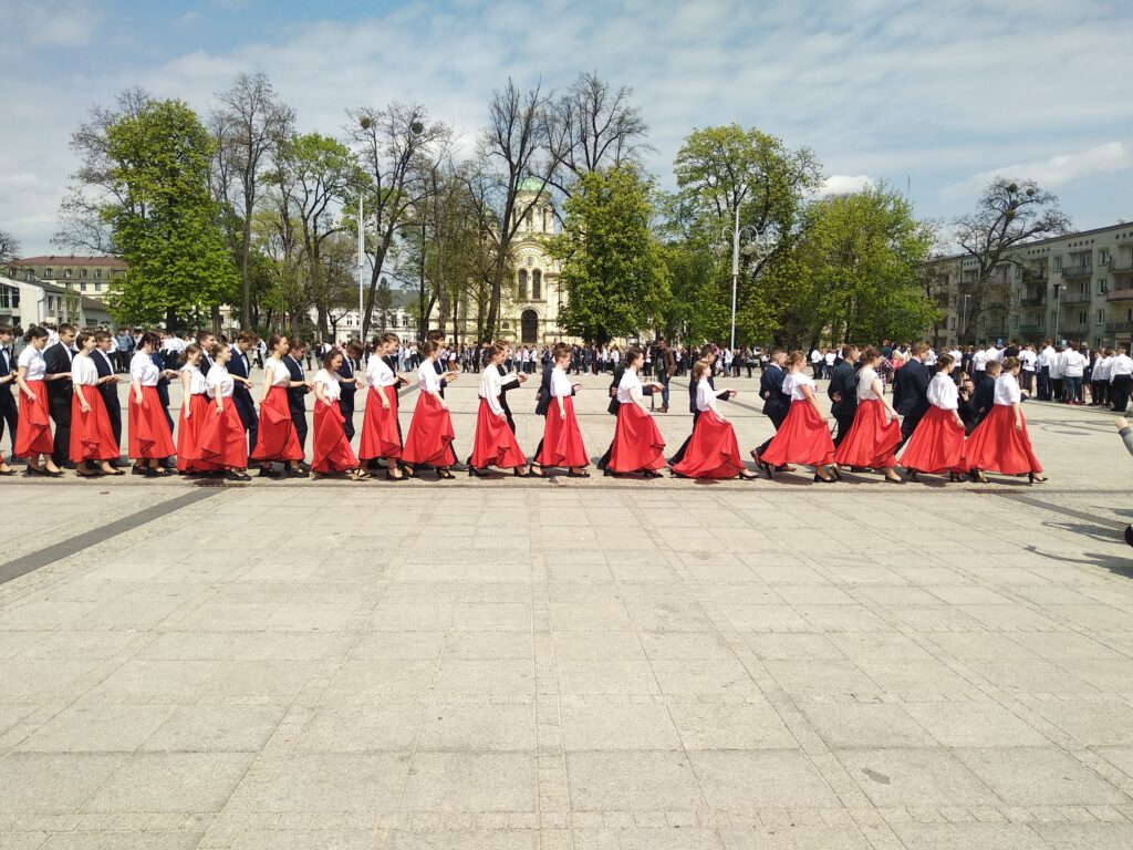 Blisko 350 uczniów zatańczyło poloneza na pl. Biegańskiego [ZDJĘCIA] 11