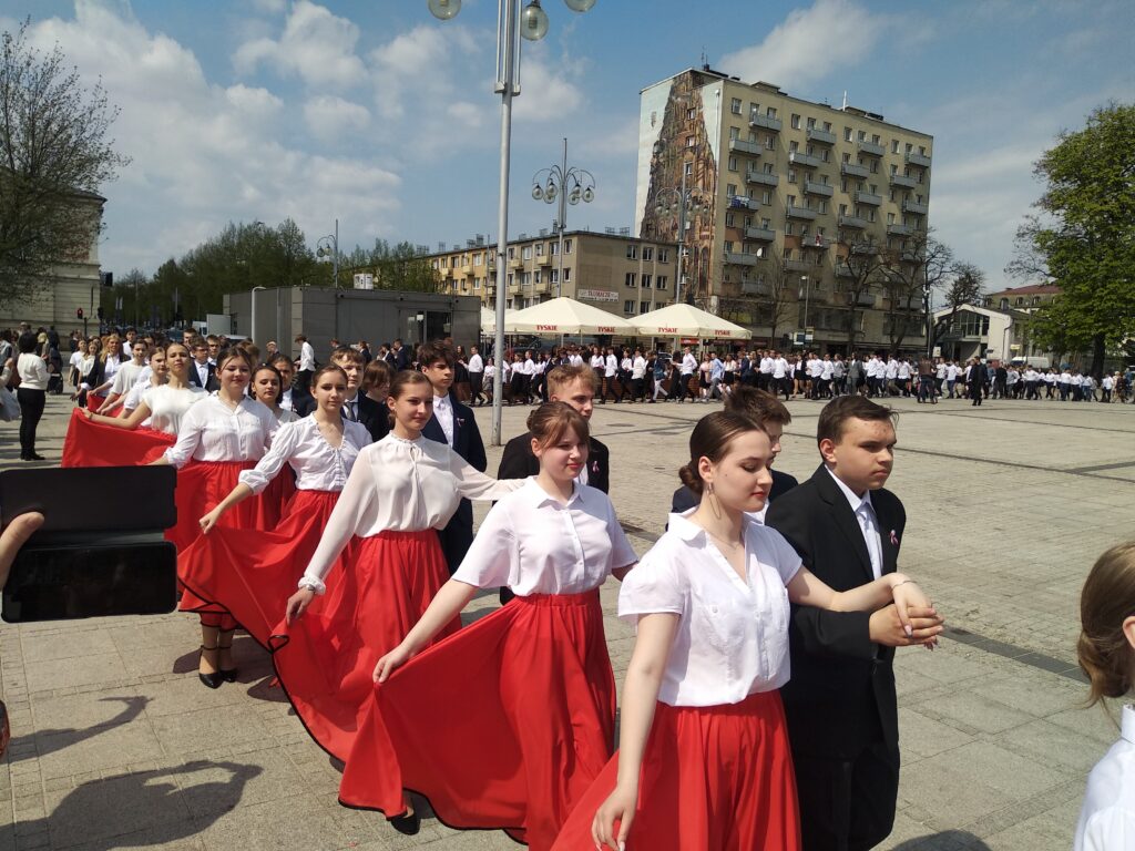 Blisko 350 uczniów zatańczyło poloneza na pl. Biegańskiego [ZDJĘCIA] 13