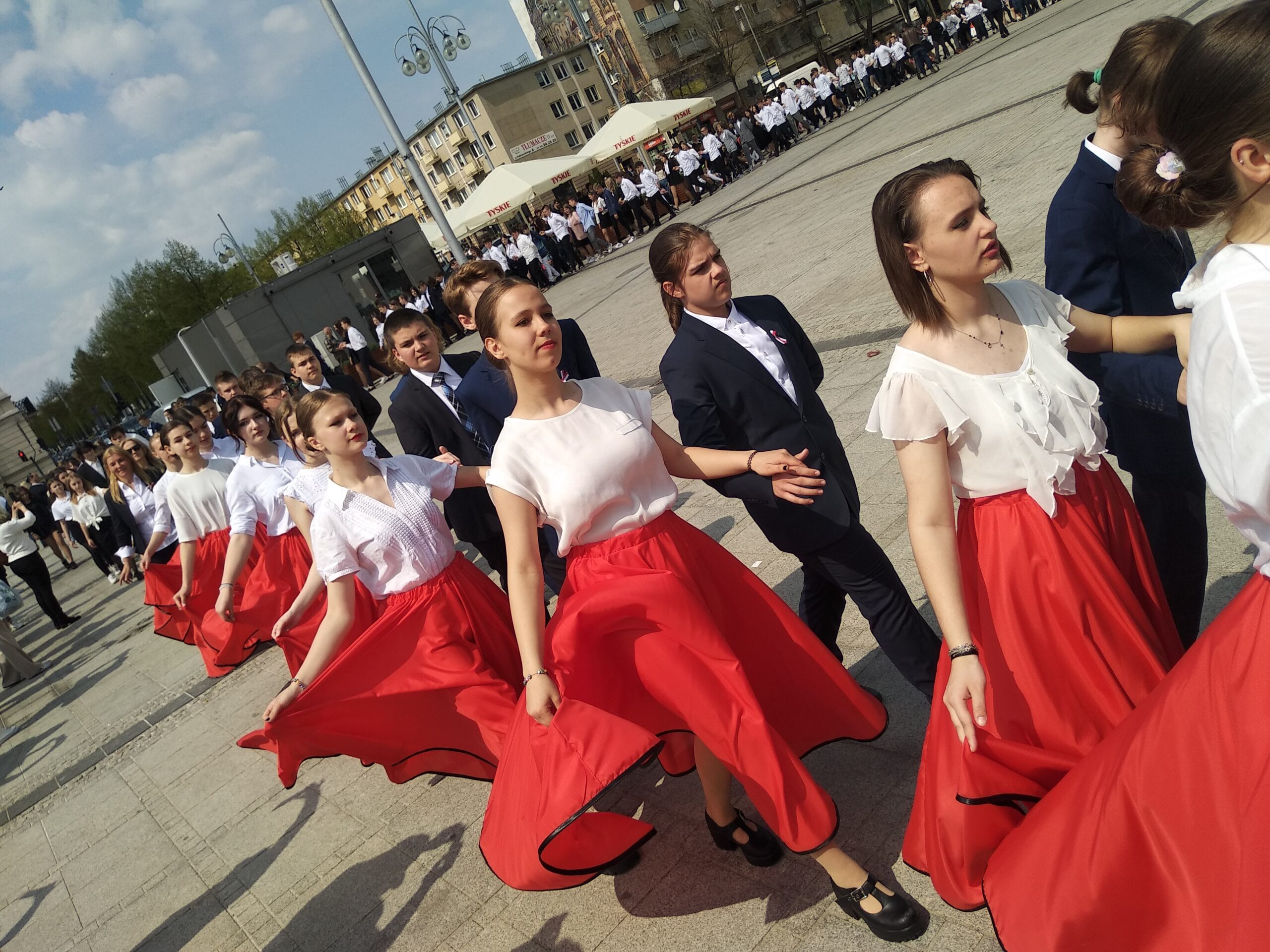 Blisko 350 uczniów zatańczyło poloneza na pl. Biegańskiego [ZDJĘCIA] 1