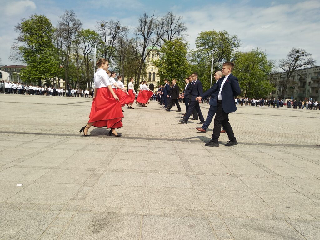 Blisko 350 uczniów zatańczyło poloneza na pl. Biegańskiego [ZDJĘCIA] 8