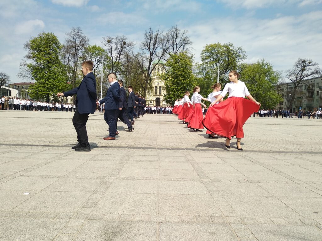 Blisko 350 uczniów zatańczyło poloneza na pl. Biegańskiego [ZDJĘCIA] 10