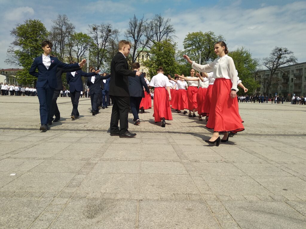 Blisko 350 uczniów zatańczyło poloneza na pl. Biegańskiego [ZDJĘCIA] 12