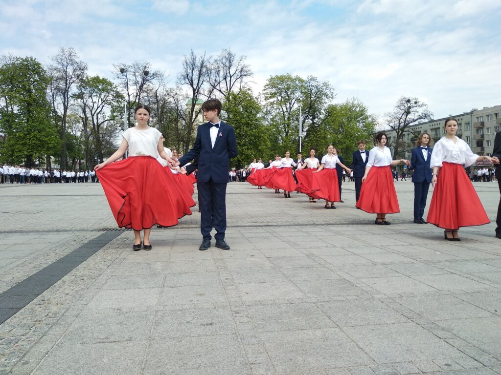 Blisko 350 uczniów zatańczyło poloneza na pl. Biegańskiego [ZDJĘCIA] 6
