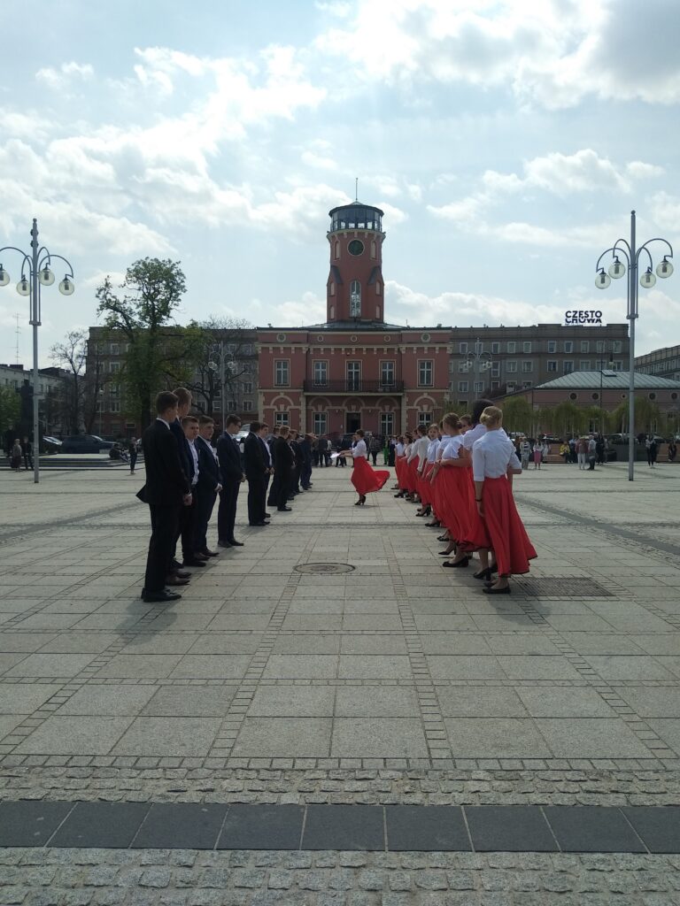 Blisko 350 uczniów zatańczyło poloneza na pl. Biegańskiego [ZDJĘCIA] 3