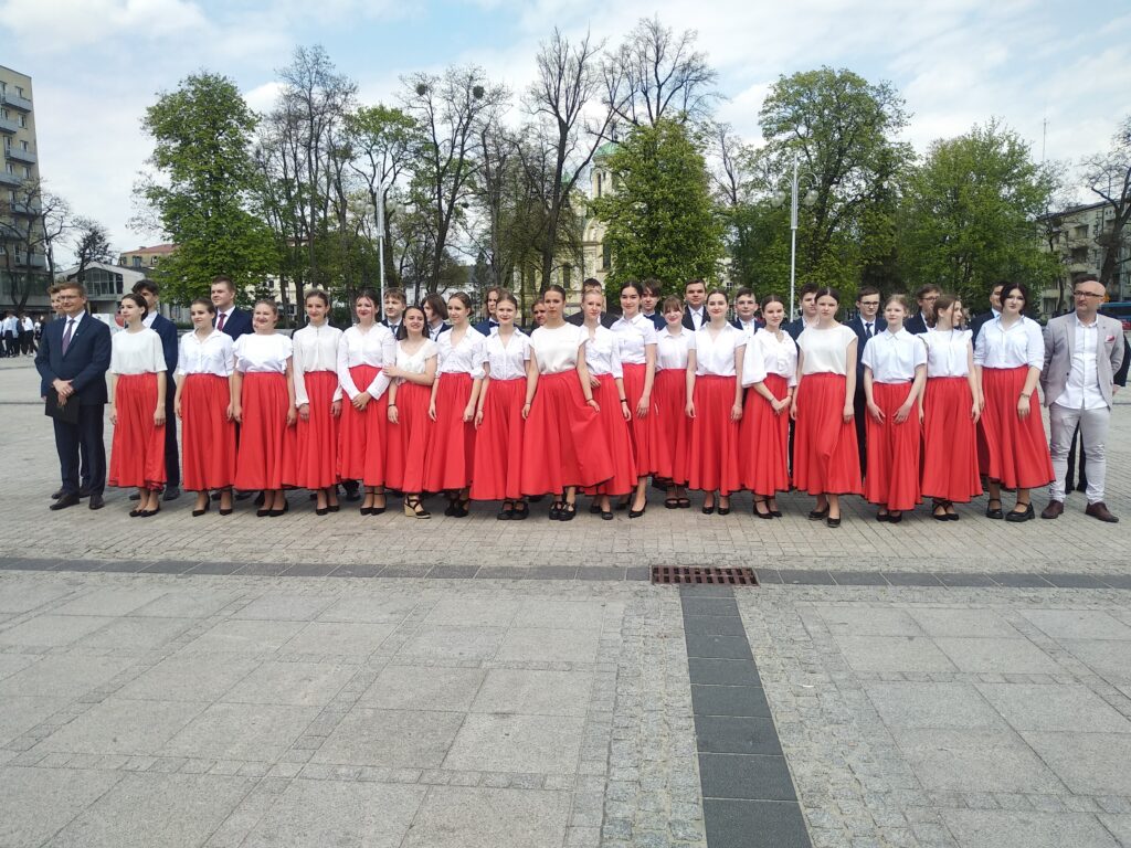 Blisko 350 uczniów zatańczyło poloneza na pl. Biegańskiego [ZDJĘCIA] 4