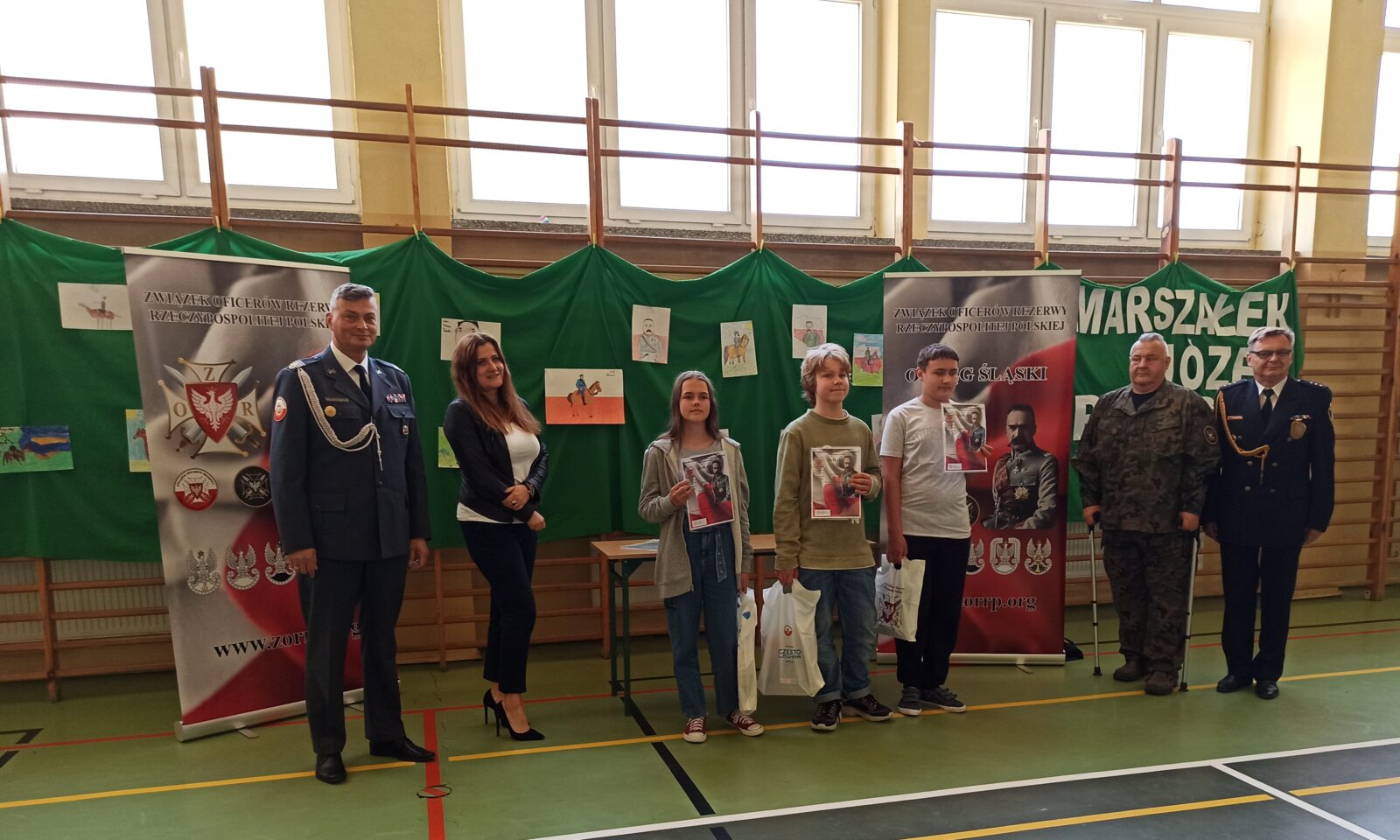 Członkowie ZOR RP nagrodzili uczniów w Szkole Podstawowej w Skrzydlowie 1