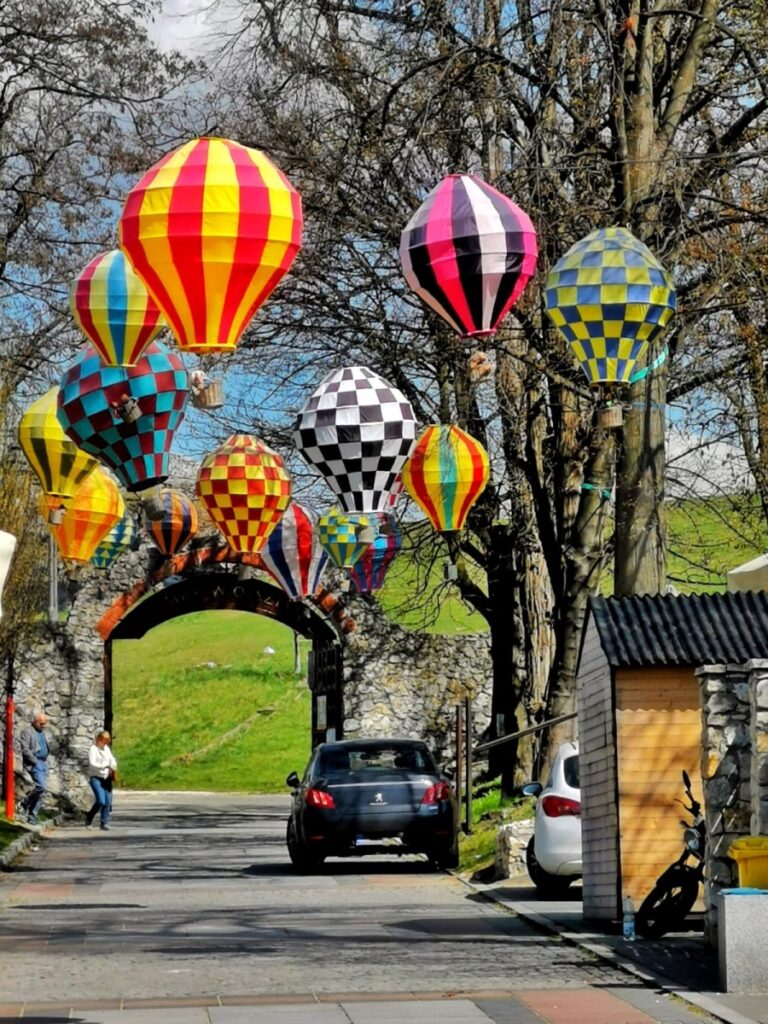 Balonowy zawrót głowy. W Olsztynie zawisła instalacja artystyczna „Balony” Jarosława Koziary 2