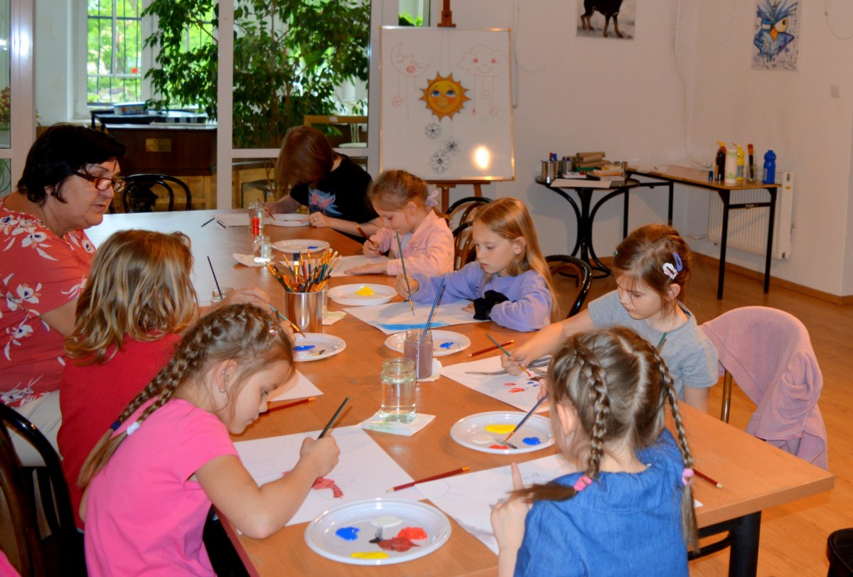 Dzieci malowały swoje ulubione zwierzęta podczas warsztatów artystycznych w Poraju 8