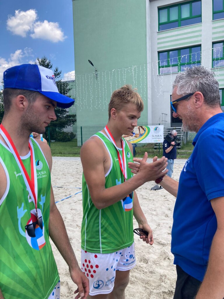Dwa medale częstochowskich siatkarzy w wojewódzkim finale juniorów w siatkówce plażowej 7