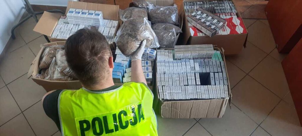 Myszkowscy policjanci, którzy zwalczają przestępczość gospodarczą przejęli nielegalne używki 1