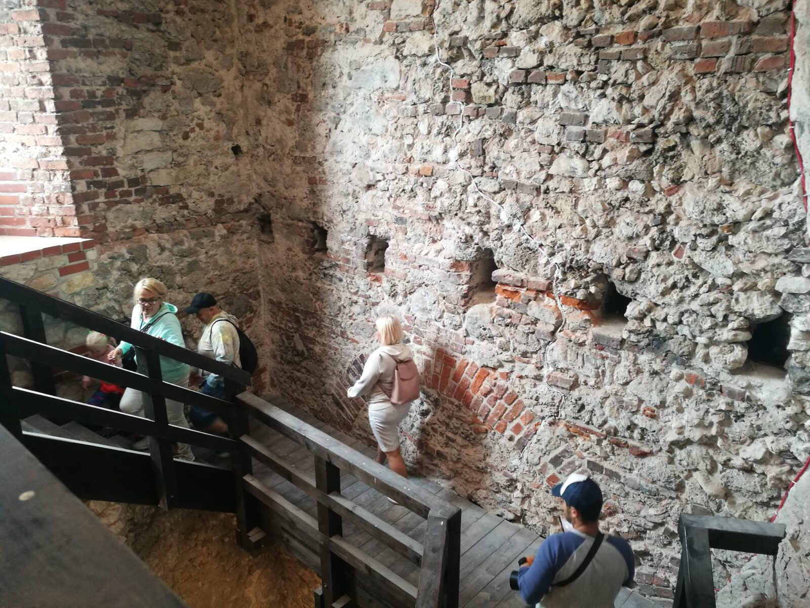 Niedzielne zwiedzanie zamku w Olsztynie. W kolejce ustawiło się ponad 1 tys. osób! 3