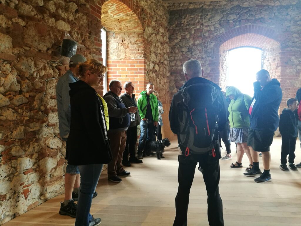 Niedzielne zwiedzanie zamku w Olsztynie. W kolejce ustawiło się ponad 1 tys. osób! 2