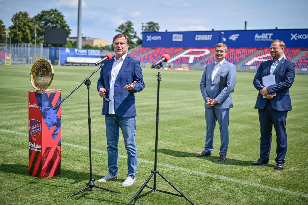 Prezydent Częstochowy Krzysztof Matyjaszczyk i przewodniczący Rady Miasta Zbigniew Niesmaczny pogratulowali piłkarzom Rakowa Superpucharu! 4