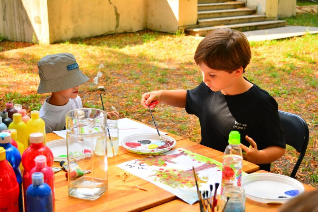 Finałowe wakacyjne warsztaty artystyczne dla dzieci w Poraju 4