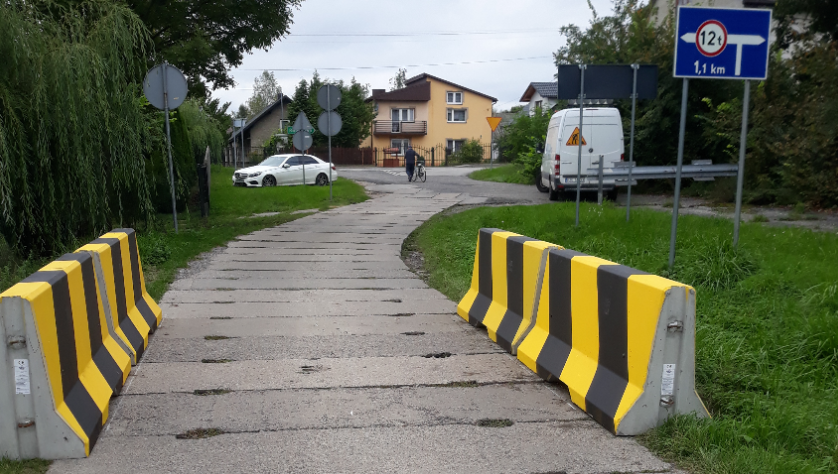 Radomsko - Bariery bronią mostu w Krzętowie 9