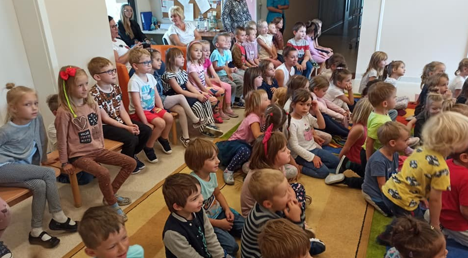 Poraj - Radosne spotkanie przedszkolaków z teatrzykiem w Żarkach 12