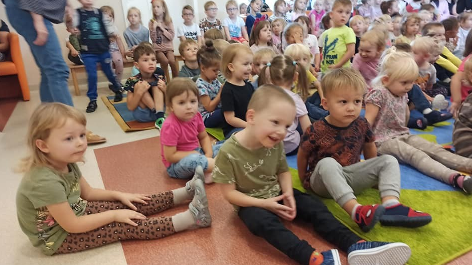 Poraj - Radosne spotkanie przedszkolaków z teatrzykiem w Żarkach 28