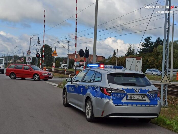Policja apeluje o rozsądek na przejeździe kolejowym w Blachowni 2