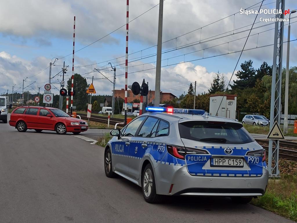 Policja apeluje o rozsądek na przejeździe kolejowym w Blachowni 4