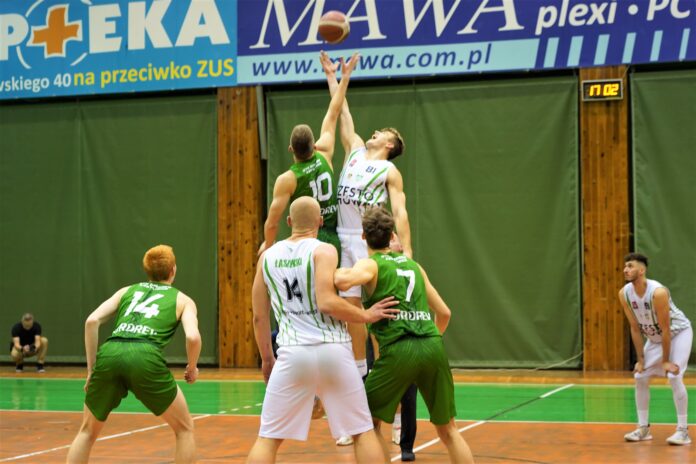 Koszykarze AZS Częstochowa rozpoczęli nowy sezon w 2 lidze od porażki 21