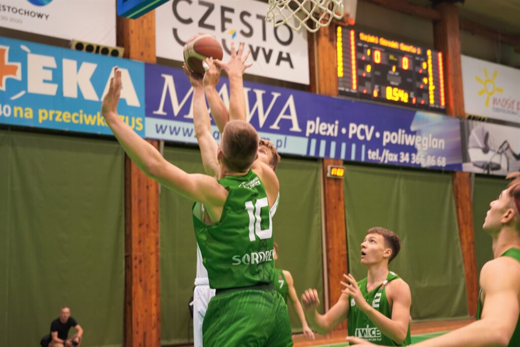 Koszykarze AZS Częstochowa rozpoczęli nowy sezon w 2 lidze od porażki 10