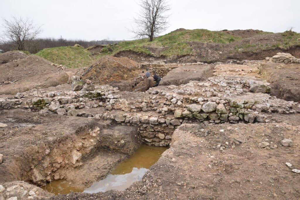 Prace archeologiczne na terenie zamku w Koziegłowach dobiegły końca 7