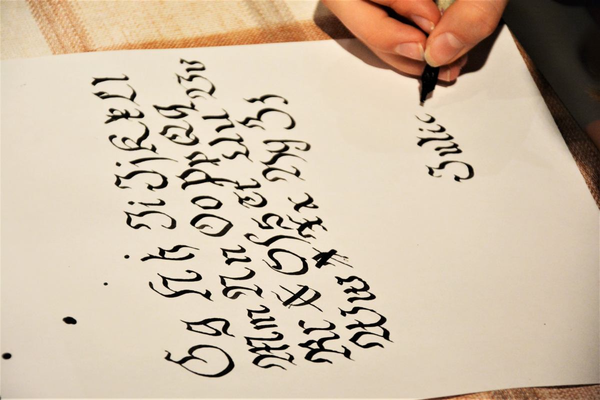 "Patykiem pisane". Warsztaty kaligrafii i liternictwa w Miejskiej Galerii Sztuki w Częstochowie 1
