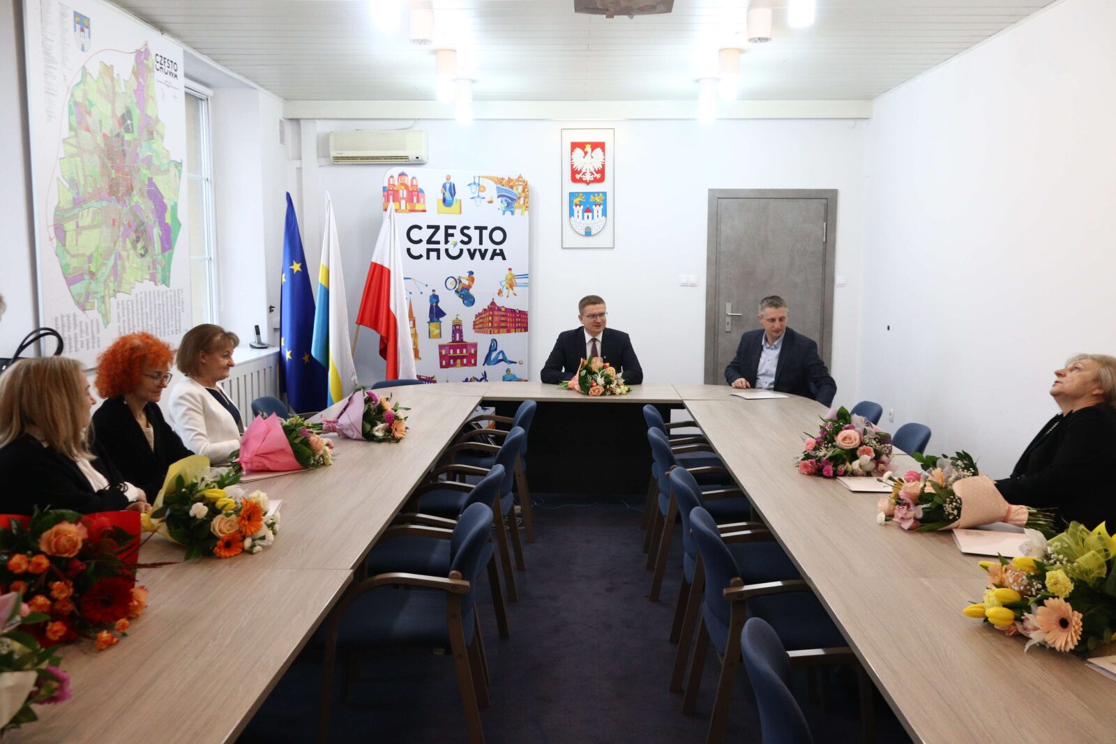 Prezydent Częstochowy i dyrektor Urzędu Miasta podziękowali długoletnim pracownikom, którzy nabyli wiek emerytalny... 1