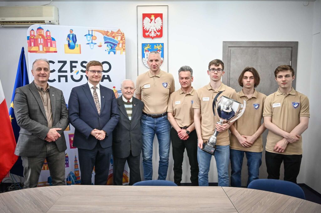 Zawodnicy i trenerzy WLKS Kmicic Częstochowa gościli w Urzędzie Miasta 2