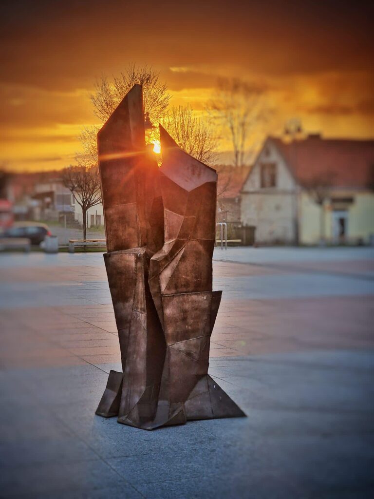 Rzeźby Radosława Skóry na olsztyńskim rynku 1