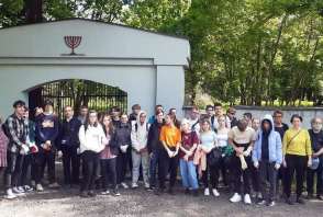 Młodzież sprzątała Cmentarz Żydowski 4
