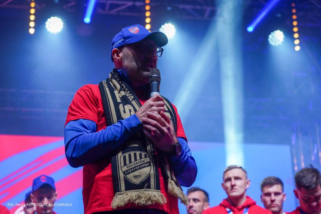 Piłkarze Rakowa Częstochowa świętowali mistrzostwo Polski podczas fety na Placu Biegańskiego 7