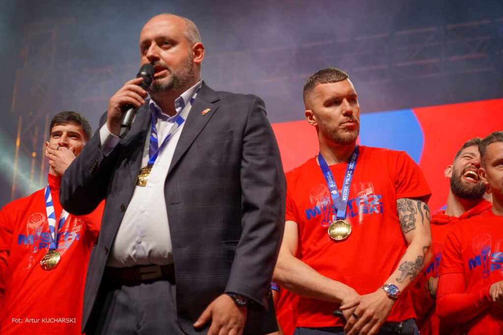 Piłkarze Rakowa Częstochowa świętowali mistrzostwo Polski podczas fety na Placu Biegańskiego 8