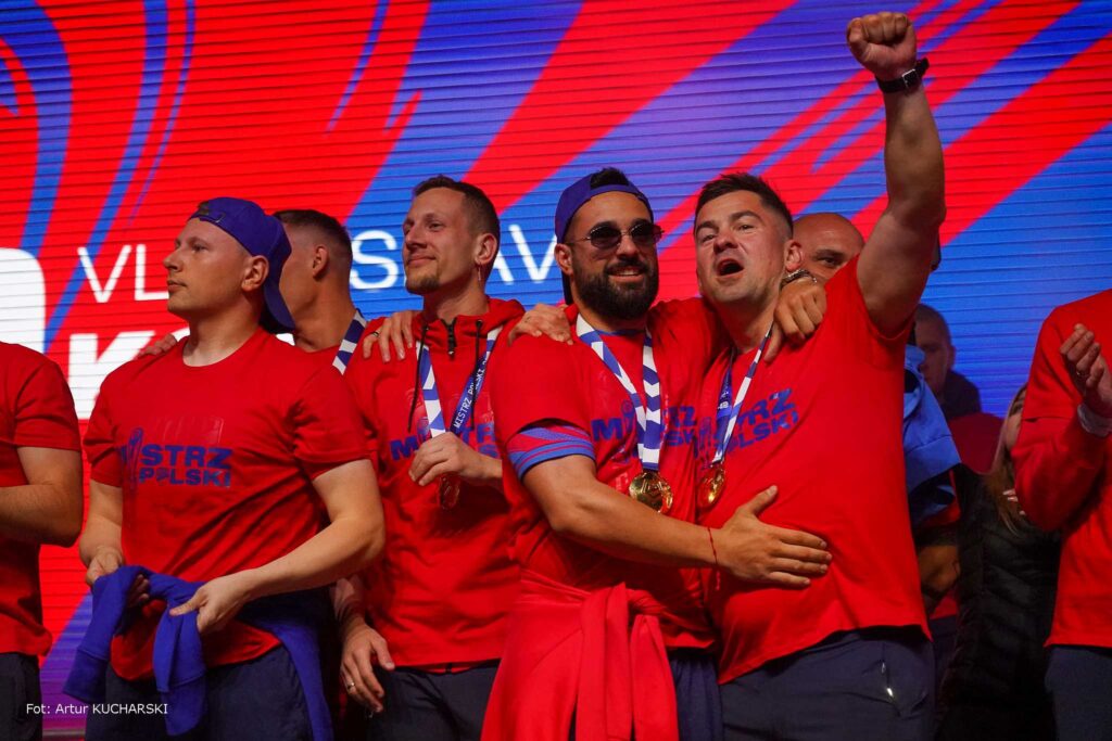 Piłkarze Rakowa Częstochowa świętowali mistrzostwo Polski podczas fety na Placu Biegańskiego 10