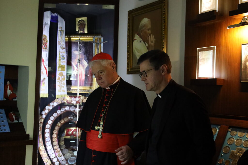 Kardynał Gerhard Müller odwiedził Muzeum Monet i Medali Jana Pawła II 3