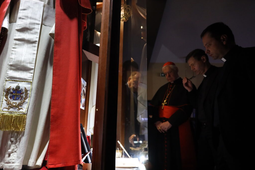 Kardynał Gerhard Müller odwiedził Muzeum Monet i Medali Jana Pawła II 9
