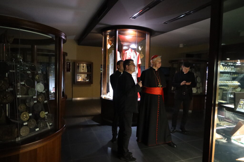 Kardynał Gerhard Müller odwiedził Muzeum Monet i Medali Jana Pawła II 7